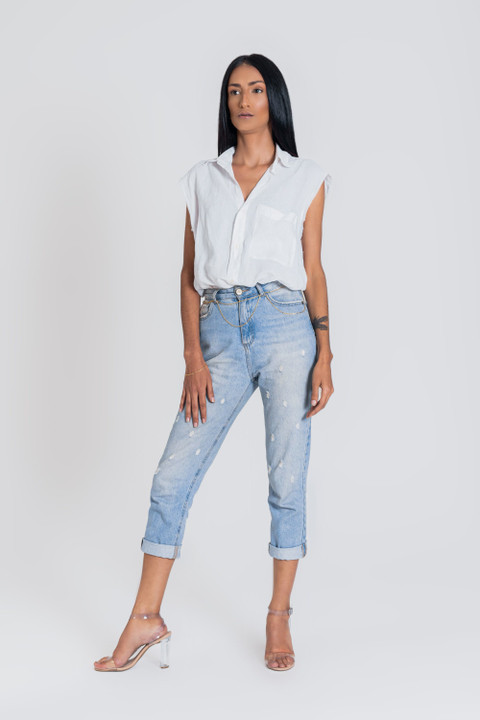 Light-wash mom jeans with a sleeveless shirt.