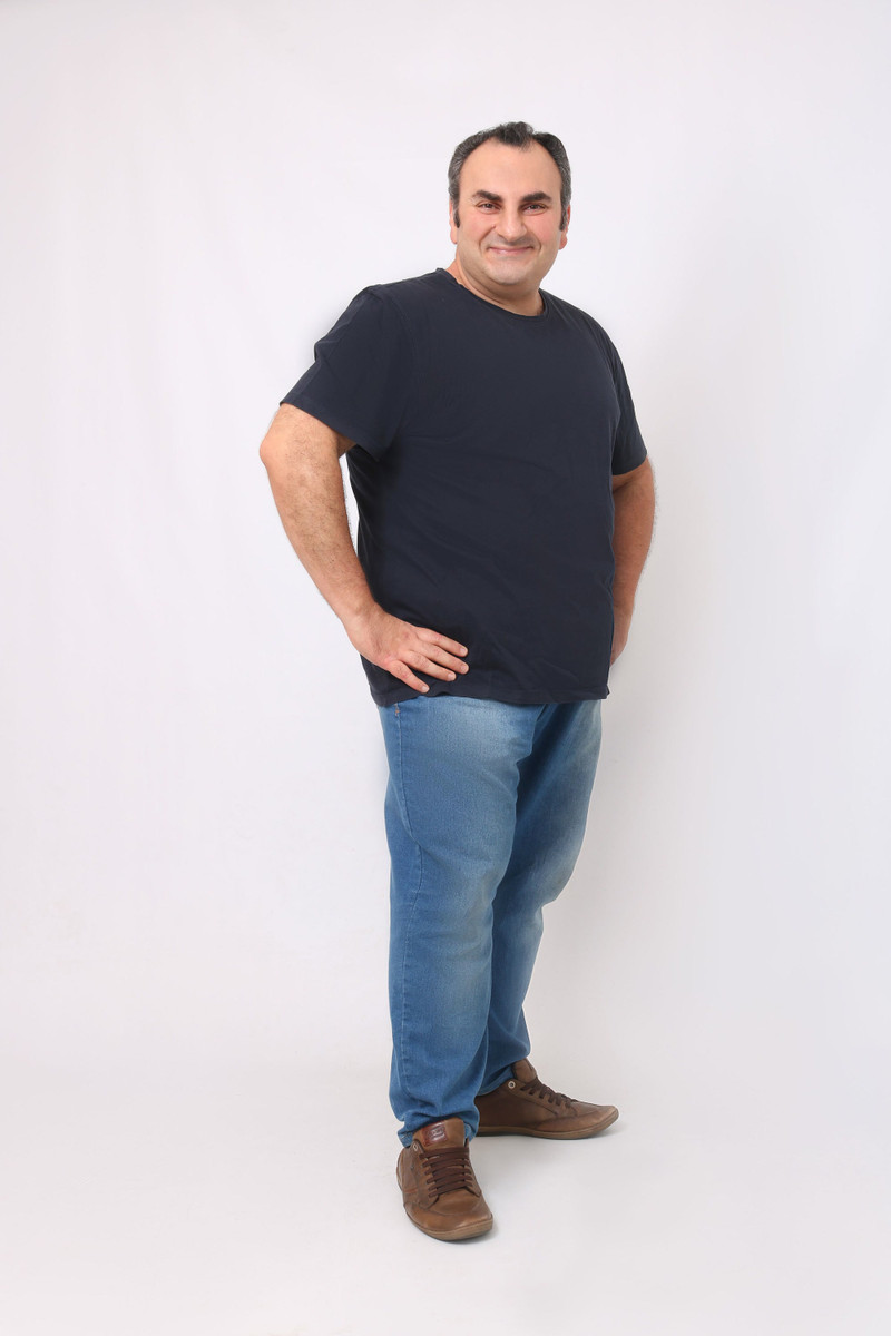 A navy crew tee with blue jeans.